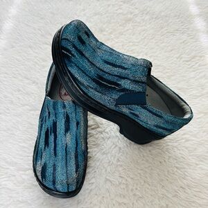 Klogs Blue Patterned Slip-On Clogs Shoes size 7 M